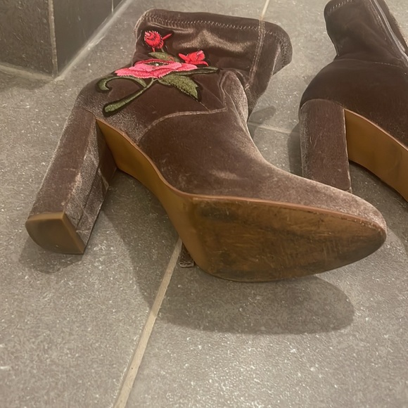 steve madden Edition velvet pink rose embroidered zipper chunky heeled booties - Picture 4 of 15